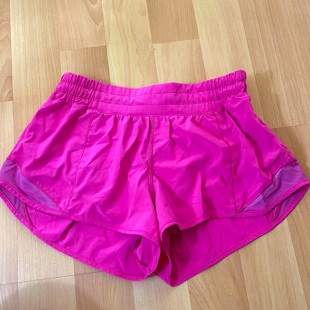 Lululemon hotty hot low-rise lined shorts sonic pink 2.5”